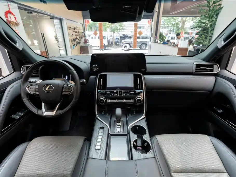 Lexus LX 2025 700h OVERTRAIL