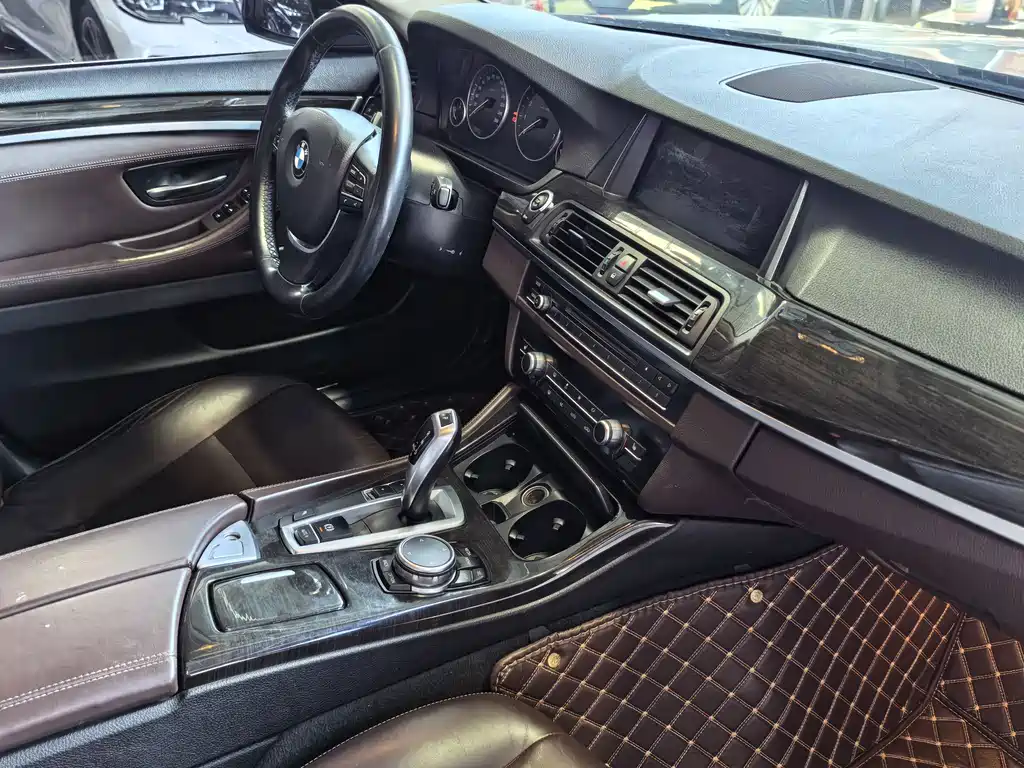BMW 5 Series — миниатюра 12