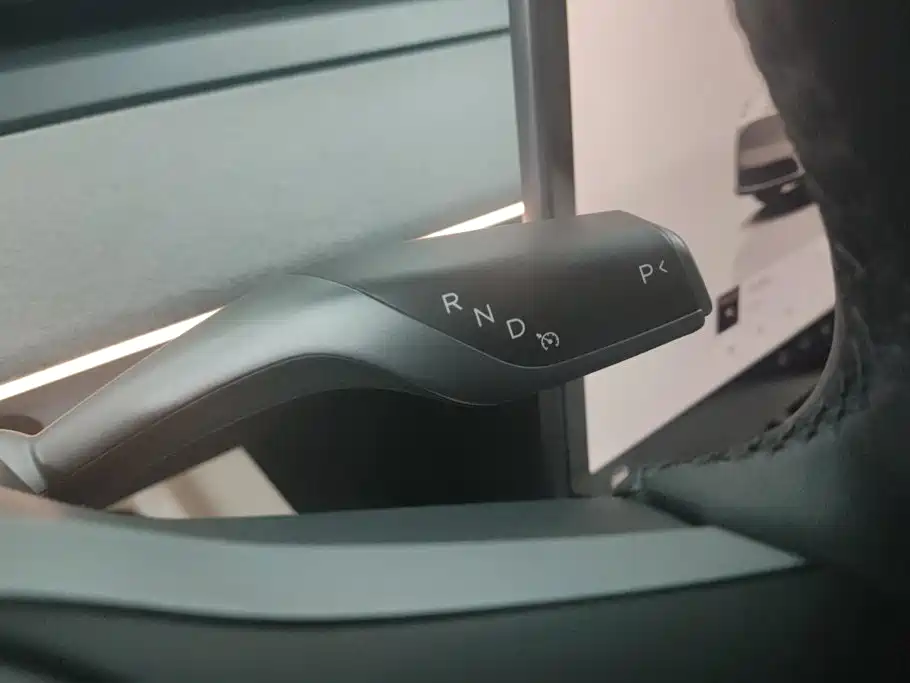 Tesla Model Y — миниатюра 16