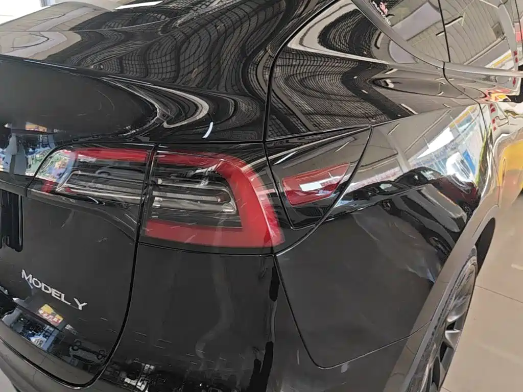 Tesla Model Y — миниатюра 8