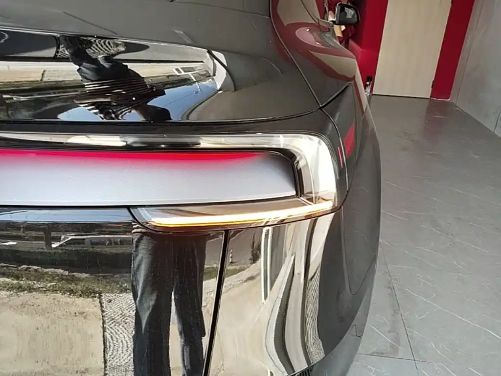 Tesla Model Y — миниатюра 8