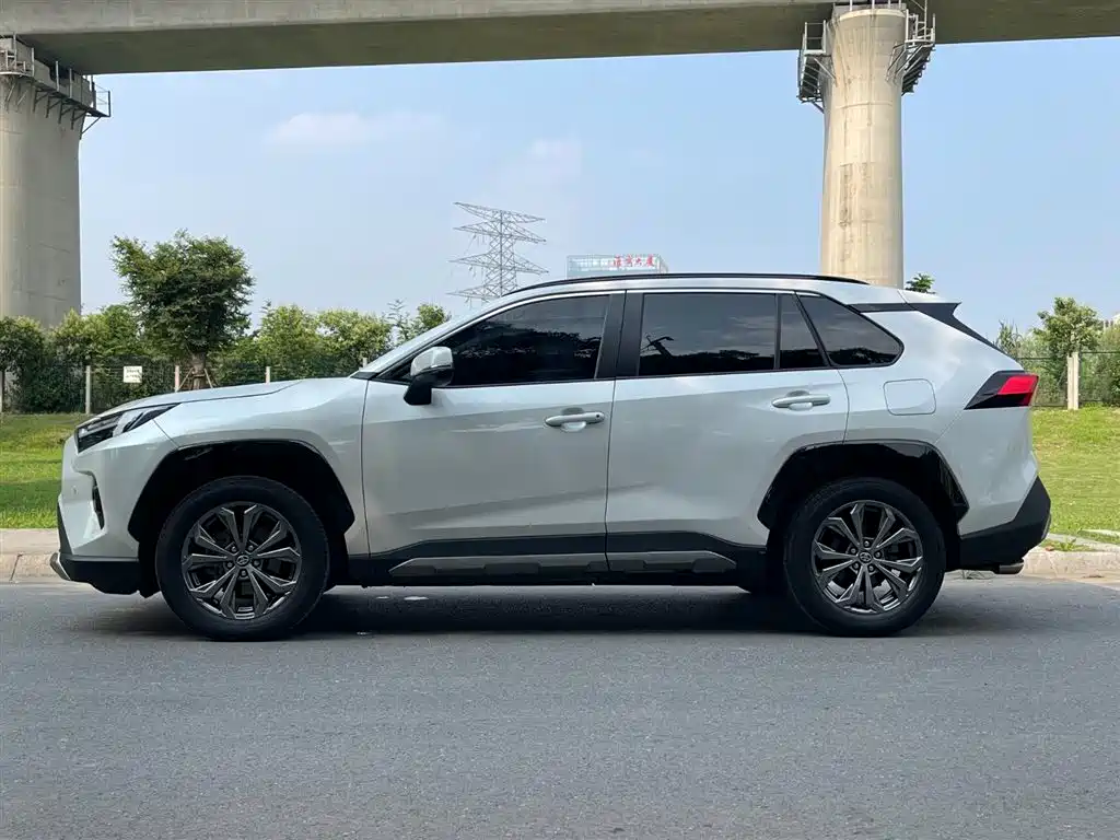 Toyota RAV4 2024 2.0L CVT Plus