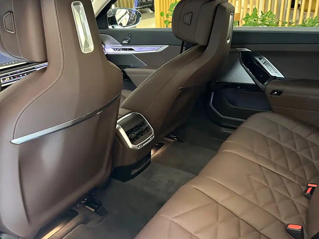 BMW 7 Series — миниатюра 6