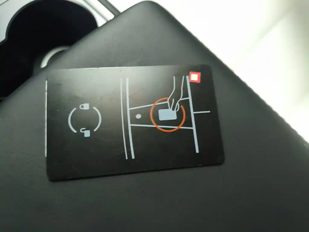 Tesla Model Y — миниатюра 9