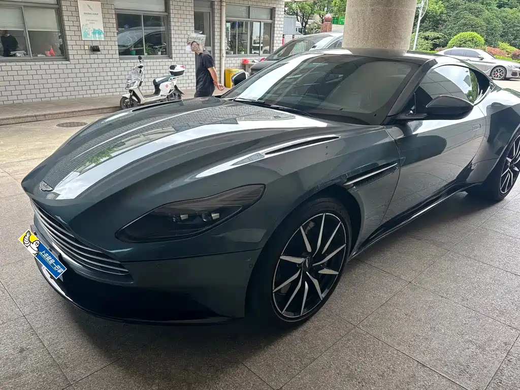 Aston Martin DB11