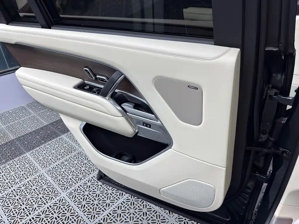 Land Rover Range Rover — миниатюра 18