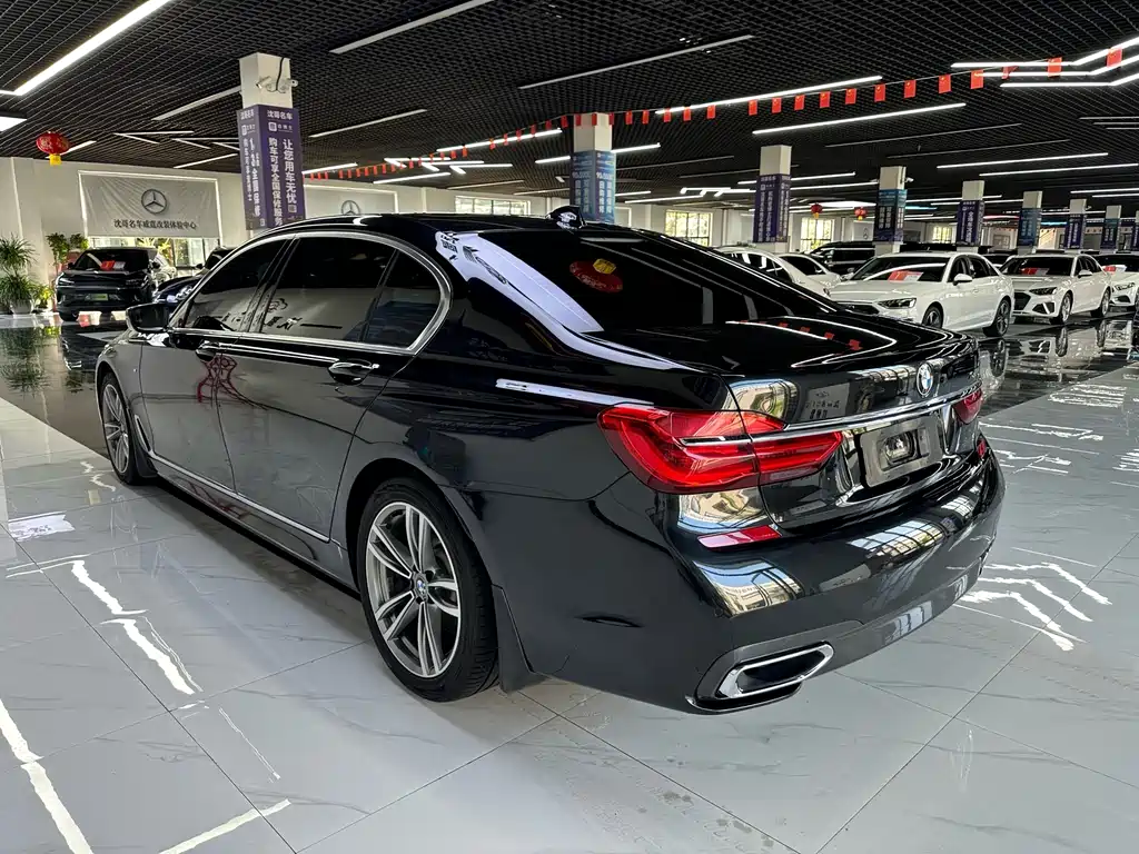 BMW 7 Series — миниатюра 7