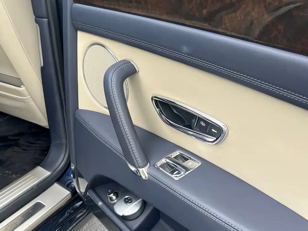 Bentley Flying Spur — миниатюра 25