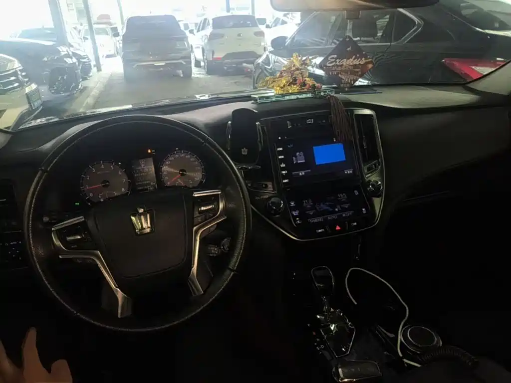 Toyota Crown — миниатюра 10