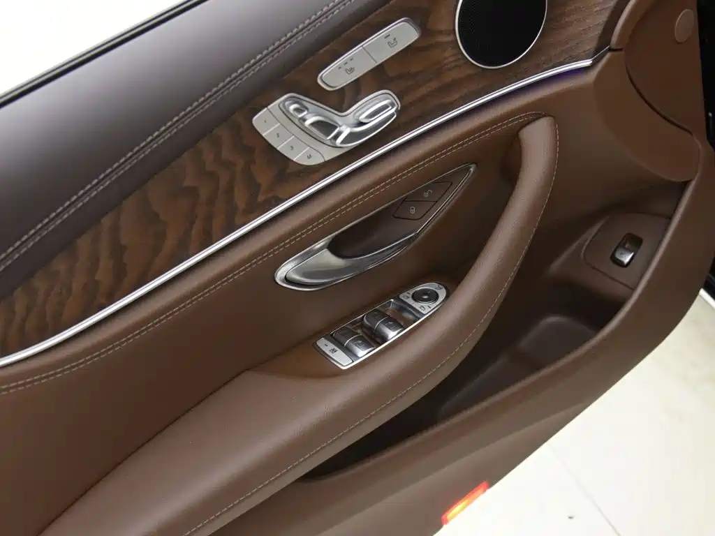 Mercedes-Benz E-Class — миниатюра 8