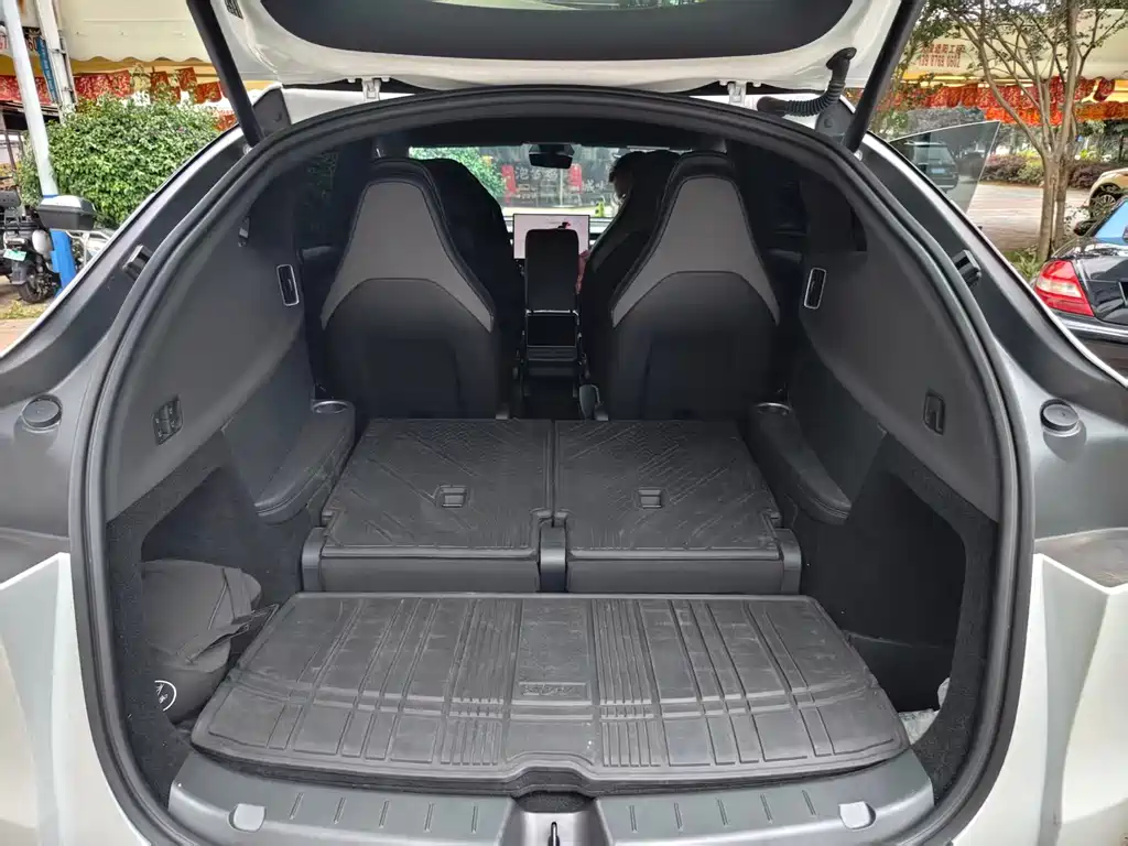 Tesla Model Y L — миниатюра 12