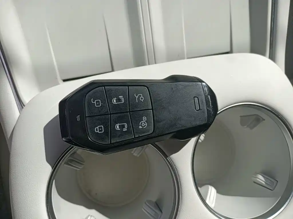 XPeng X9 — миниатюра 9