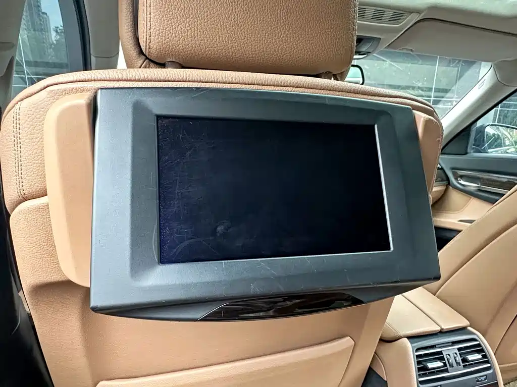 BMW 7 Series — миниатюра 21