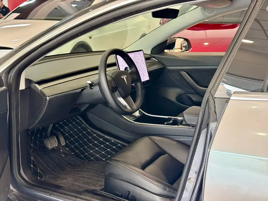 Tesla Model 3 — миниатюра 4