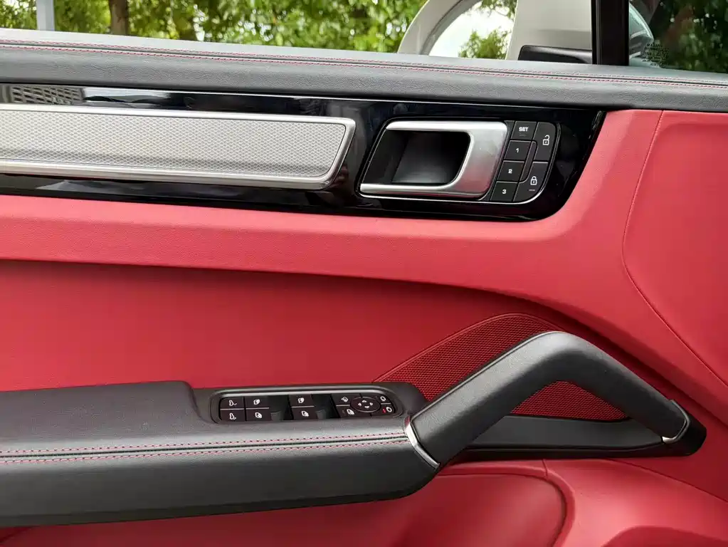 Porsche Cayenne — миниатюра 10