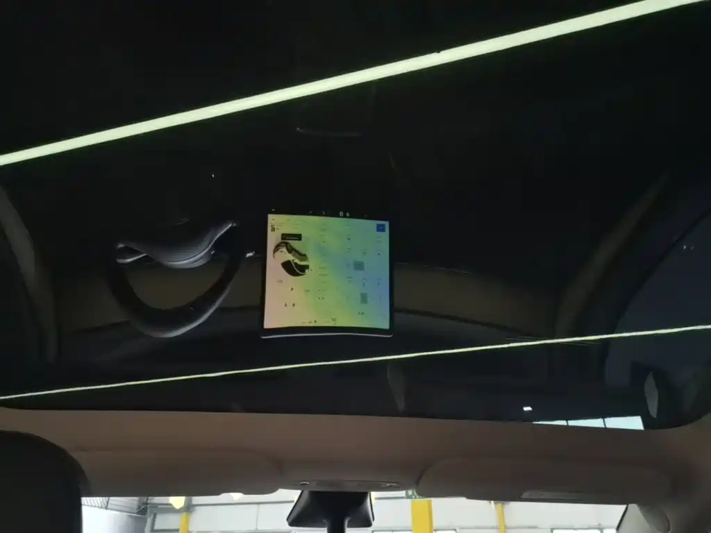 Tesla Model Y — миниатюра 18
