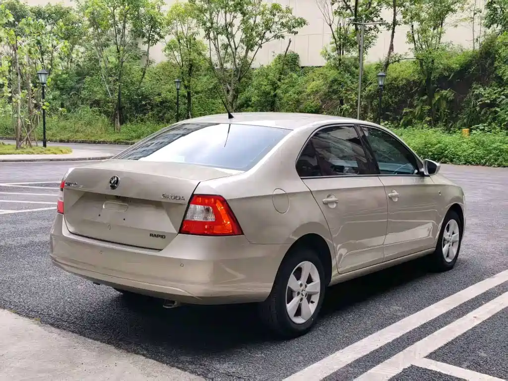 Skoda Rapid — миниатюра 11