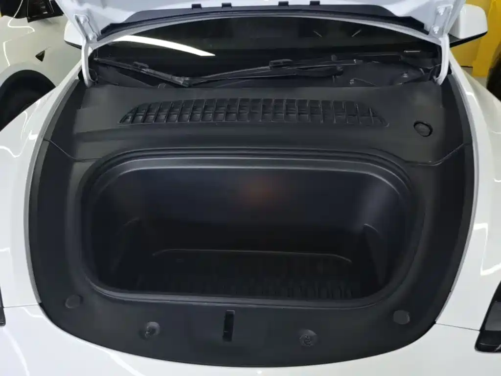 Tesla Model Y — миниатюра 20