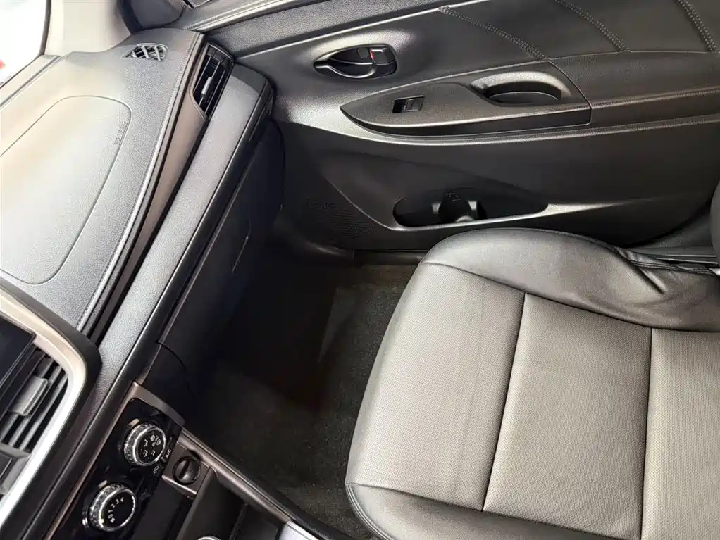 TOYOTA YARIS L ZHIXUAN