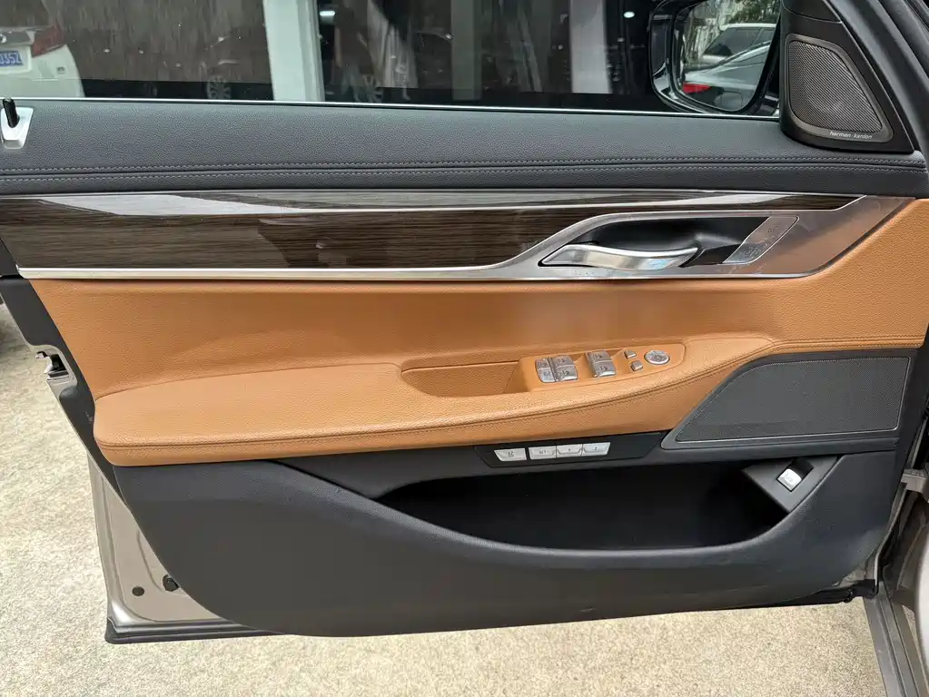 BMW 7 Series — миниатюра 7