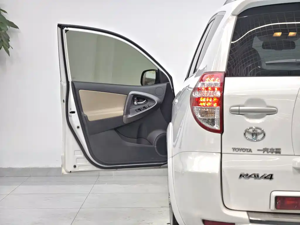 Toyota RAV4 — миниатюра 11