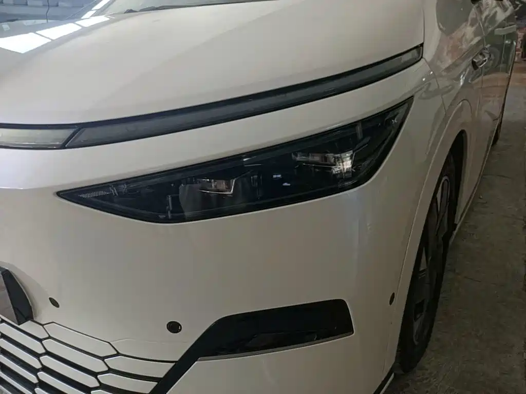 XPeng X9 — миниатюра 24
