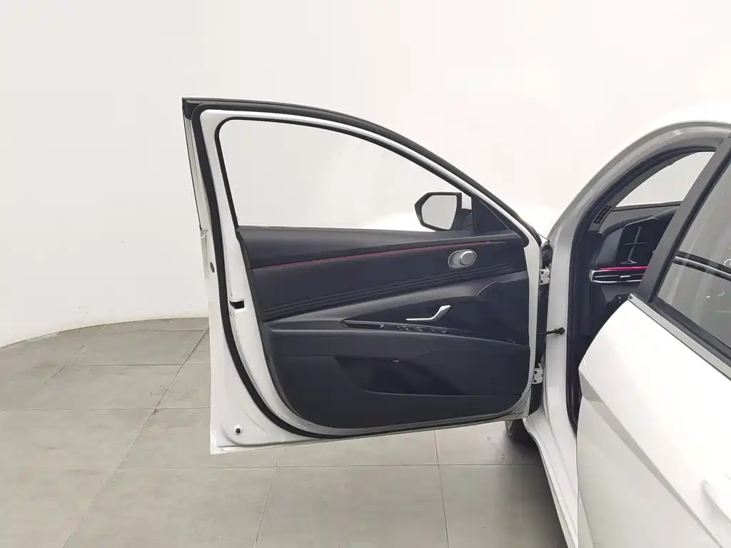 Hyundai Elantra — миниатюра 8