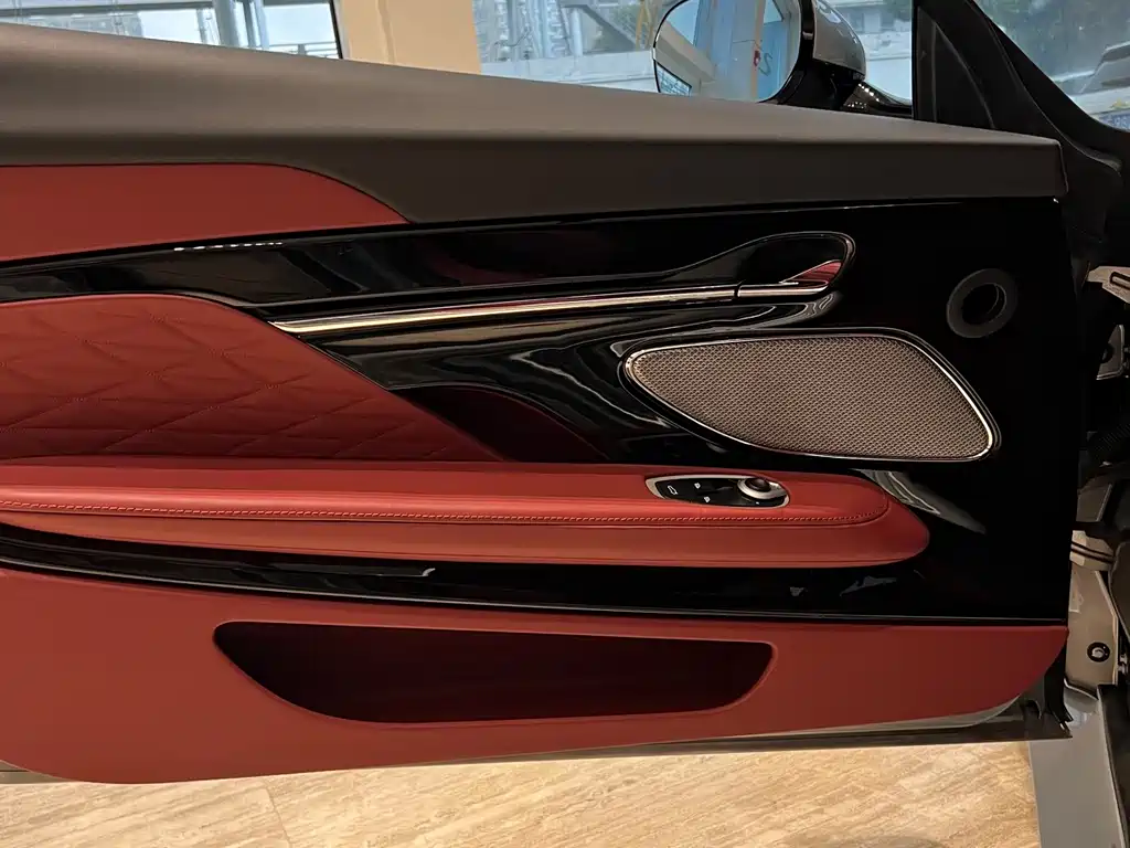 Aston Martin DB12 — миниатюра 5
