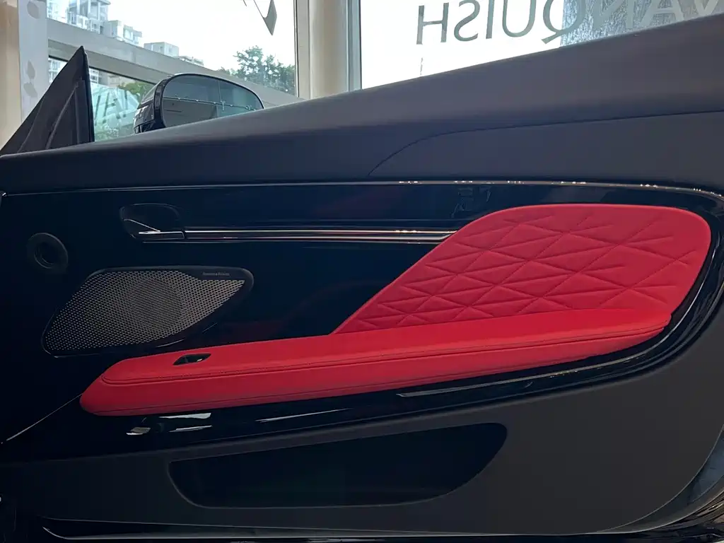 Aston Martin DB12 — миниатюра 6