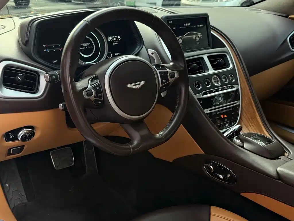 Aston Martin DB11 — миниатюра 13