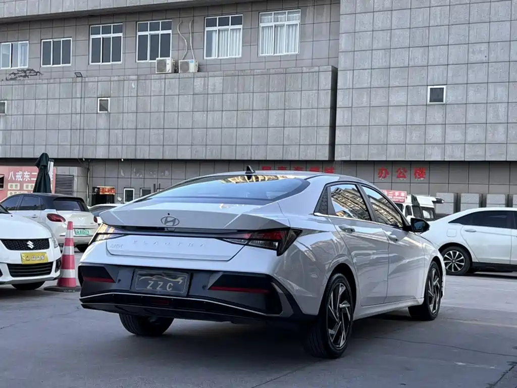 Hyundai Elantra — миниатюра 12