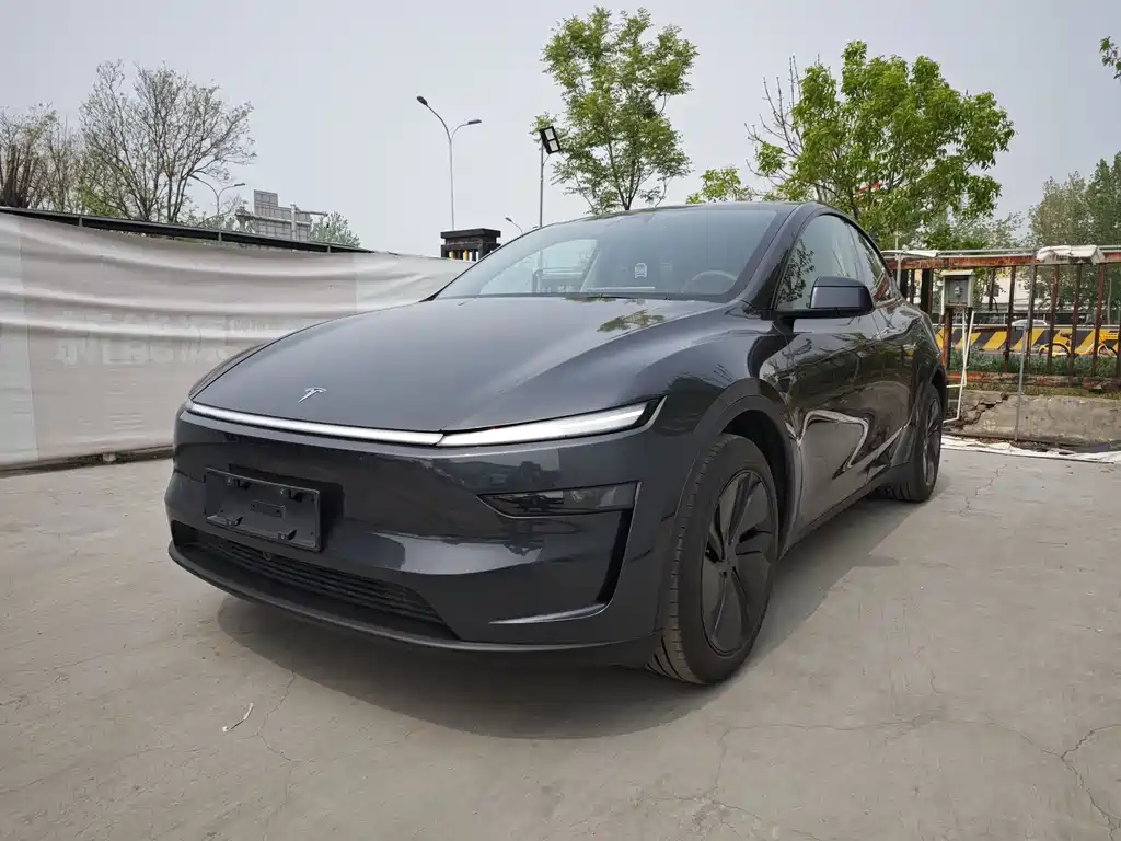 Tesla Model Y 2025
