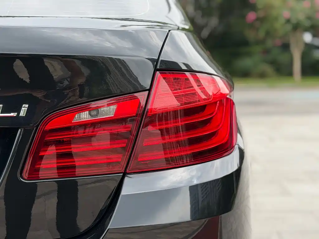 BMW 5 Series — миниатюра 10
