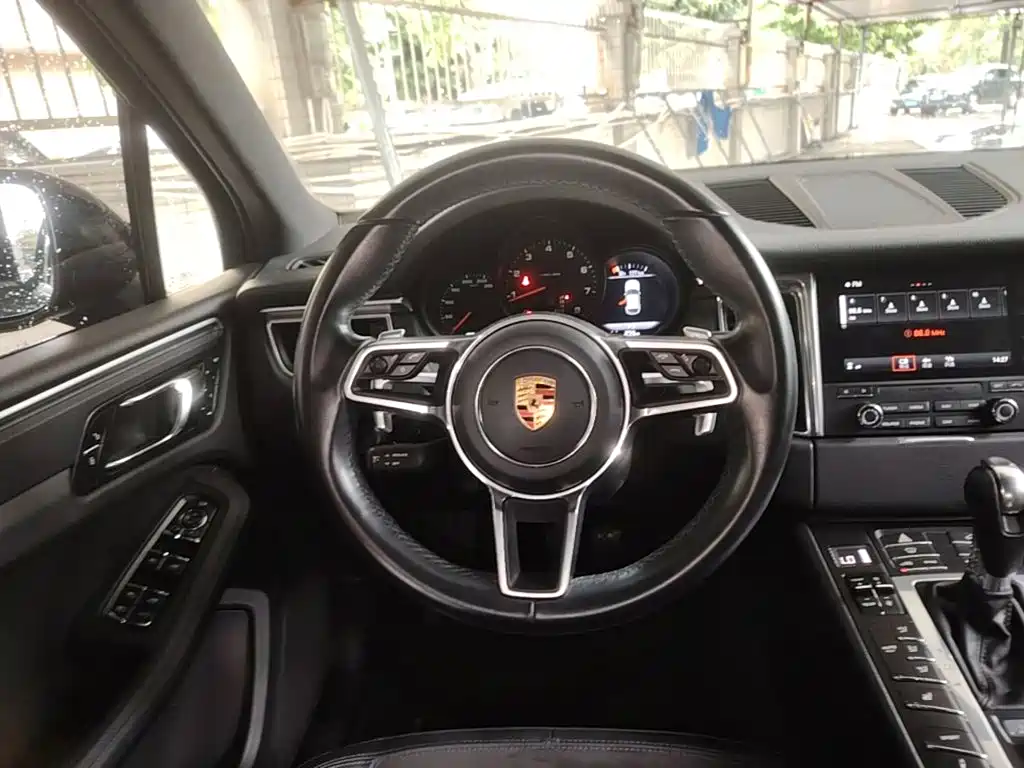 Porsche Macan — миниатюра 11