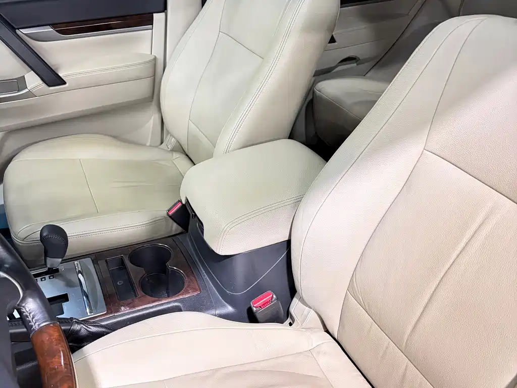 Mitsubishi Pajero (Import) — миниатюра 8
