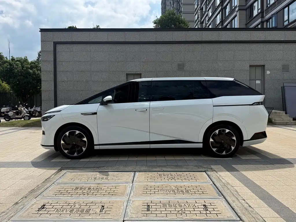 XPeng X9 — миниатюра 18