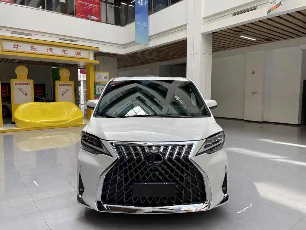 Lexus LM