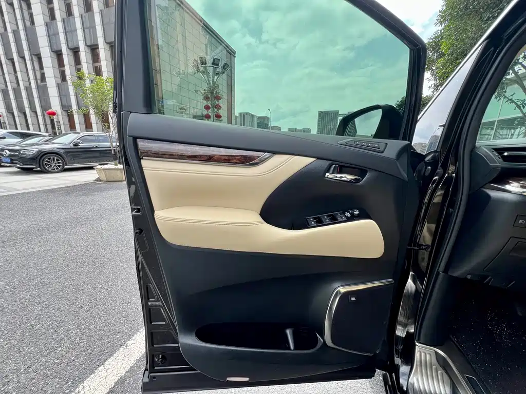 Toyota Alphard — миниатюра 15