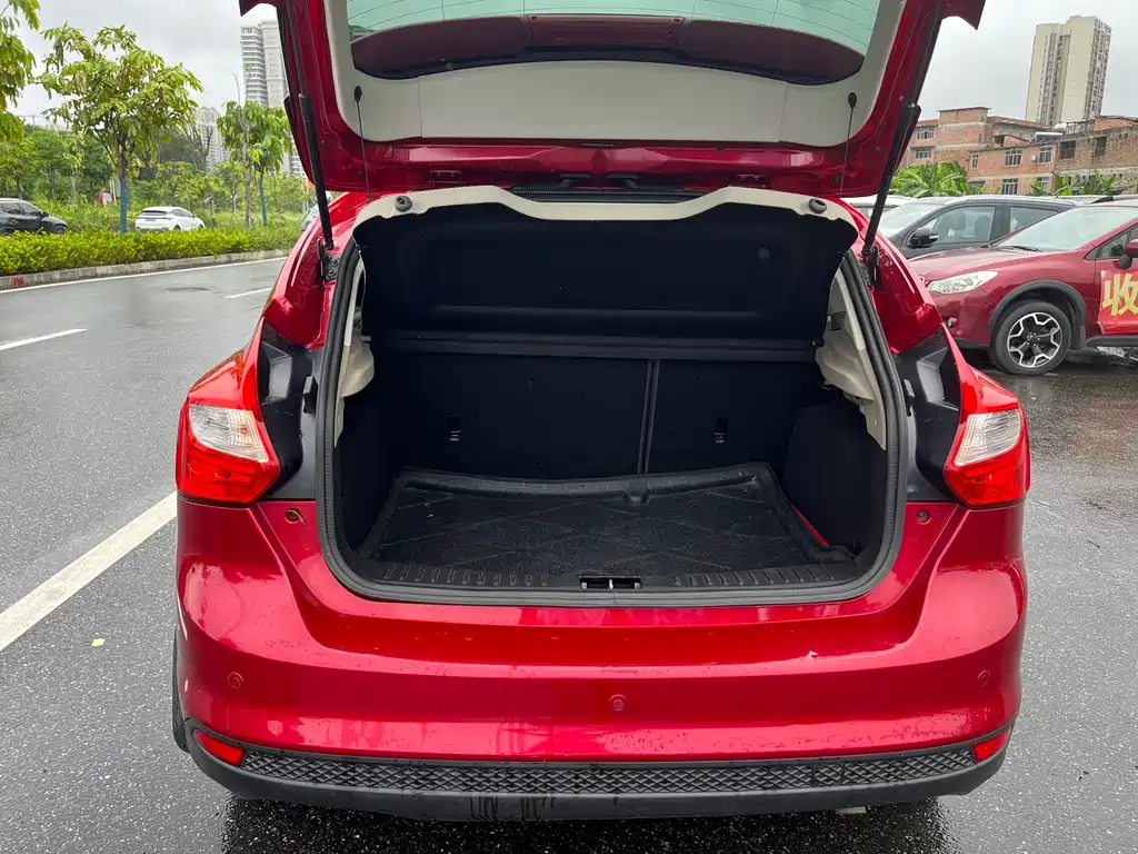 Ford Focus 2012 1.6L AT