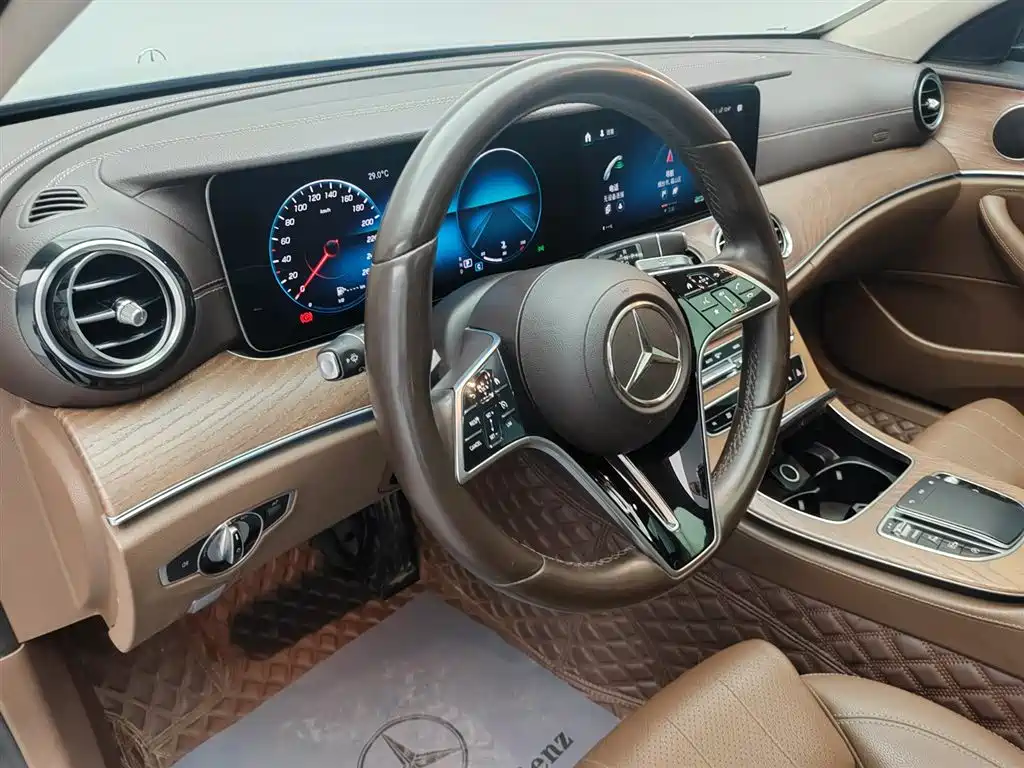 Mercedes-Benz E-Class — миниатюра 8