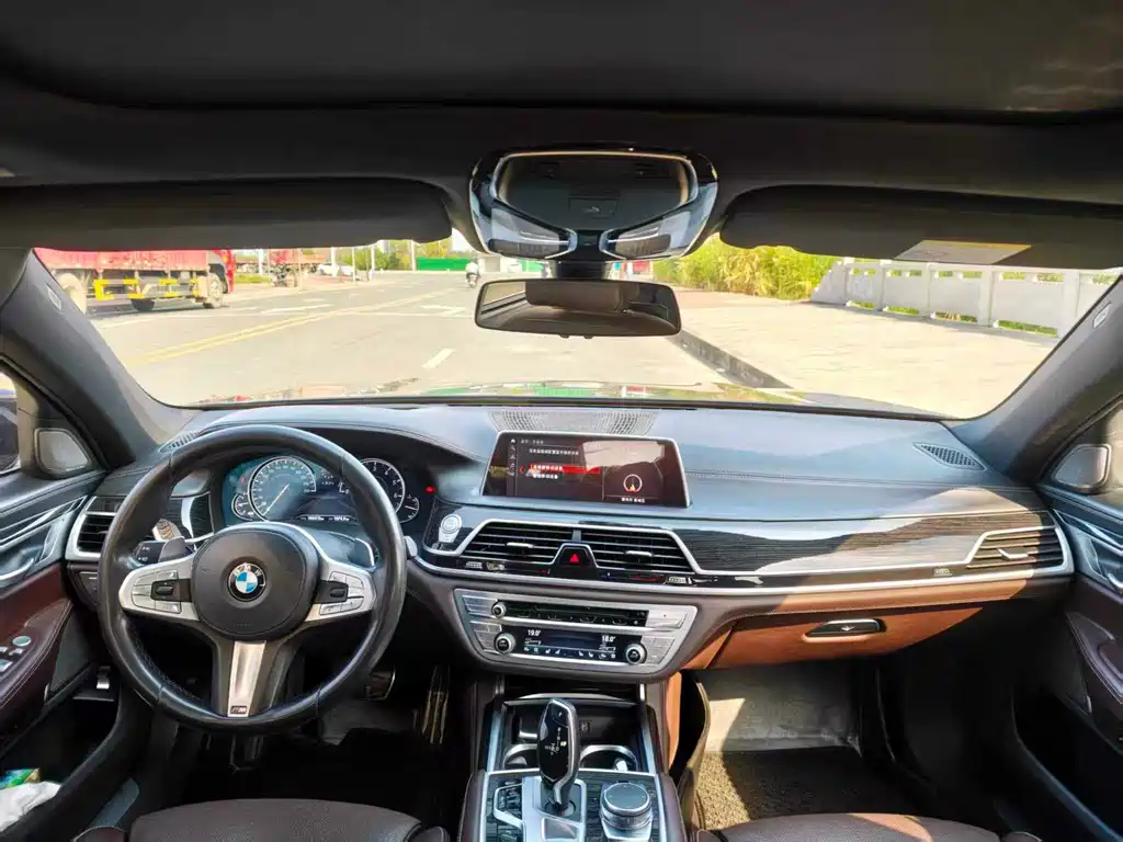 BMW 7 Series — миниатюра 6