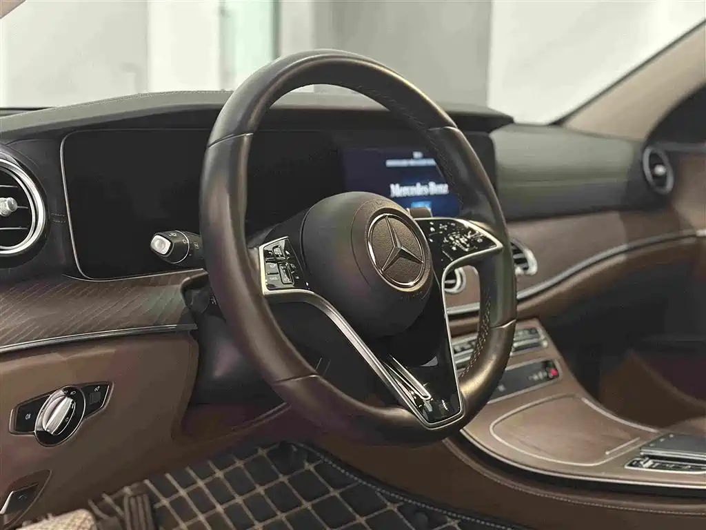 Mercedes-Benz E-Class — миниатюра 12