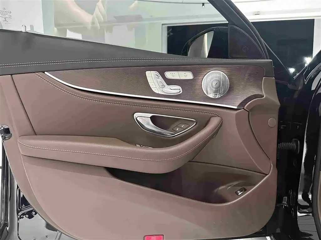 Mercedes-Benz E-Class — миниатюра 10