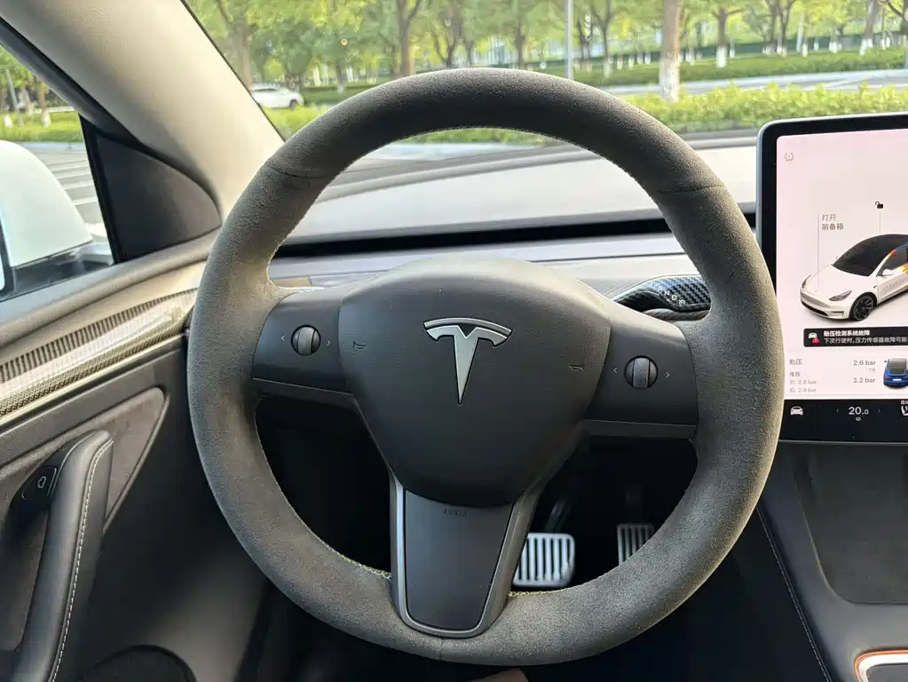 Tesla Model Y — миниатюра 9