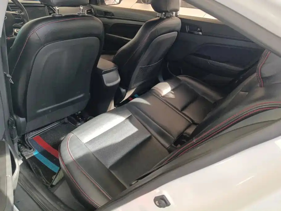 Hyundai Elantra — миниатюра 11