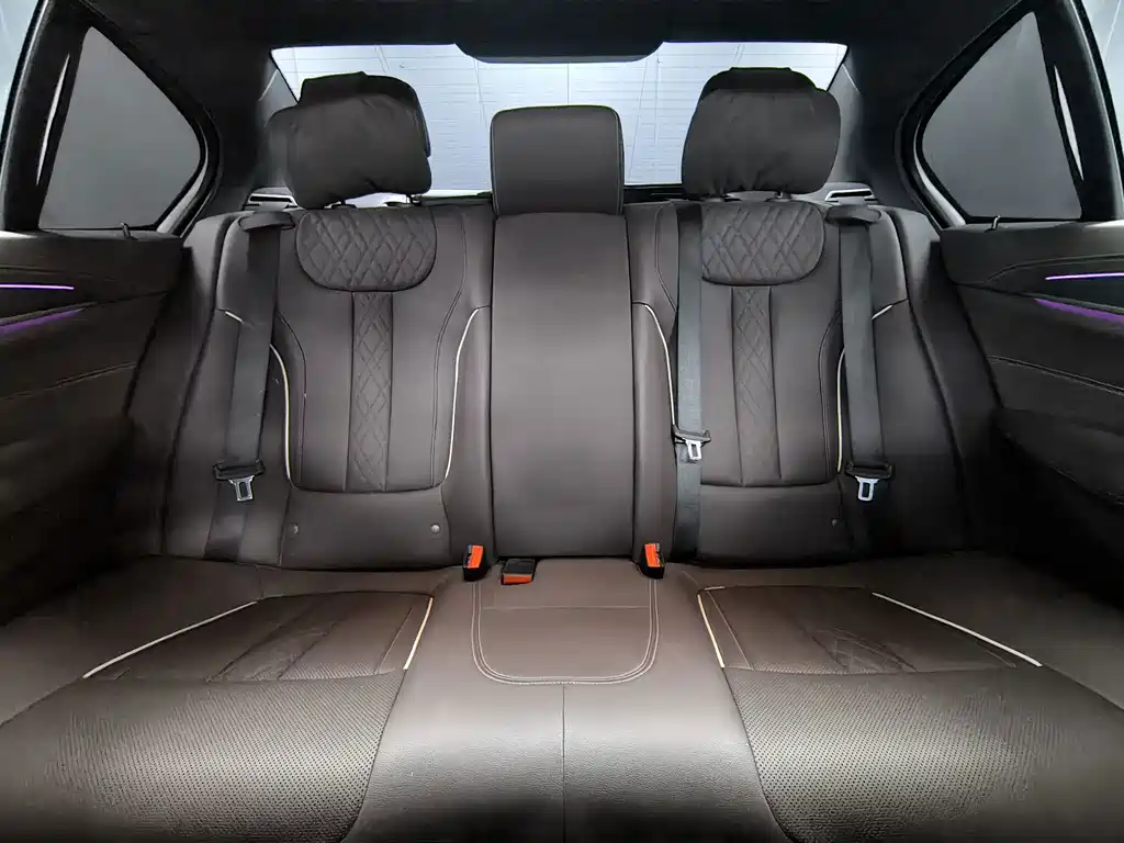 BMW 5 Series — миниатюра 13
