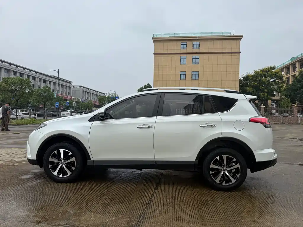 Toyota RAV4 — миниатюра 10