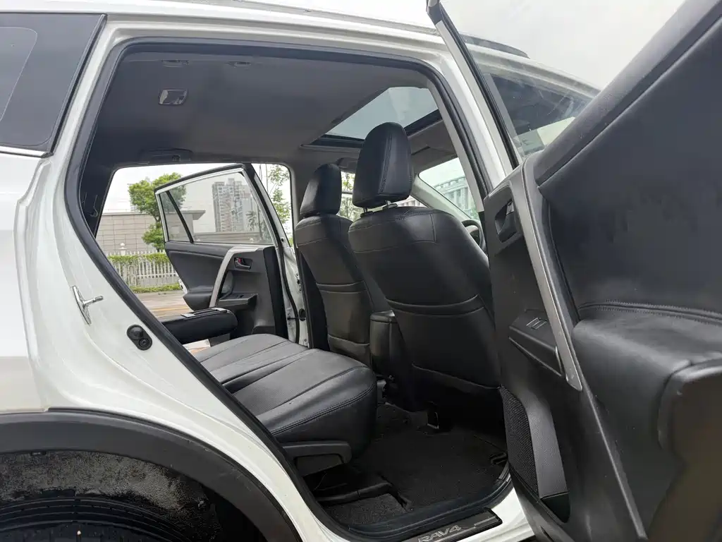 Toyota RAV4 — миниатюра 13