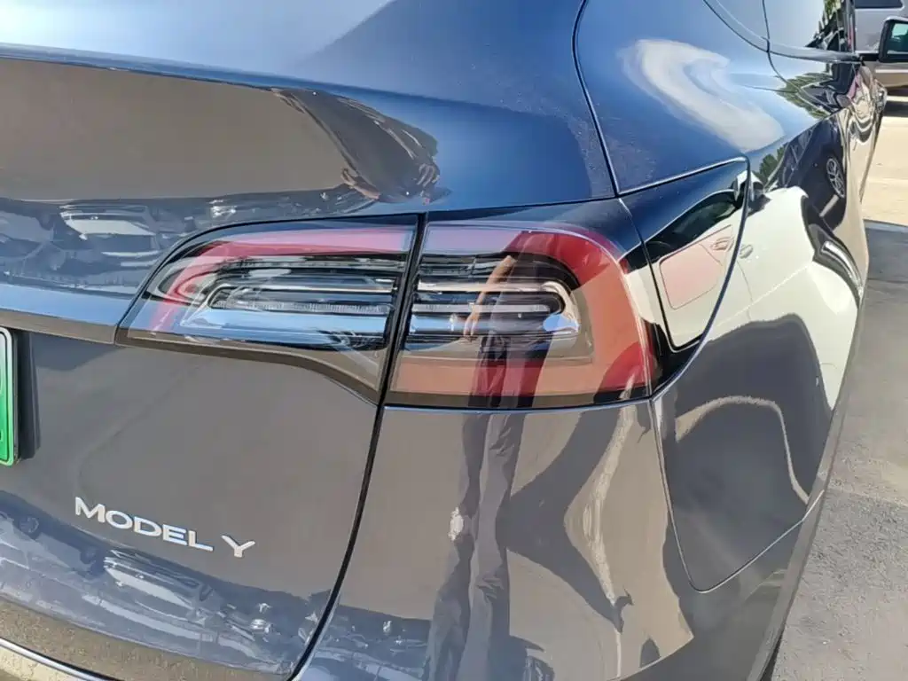 Tesla Model Y — миниатюра 8