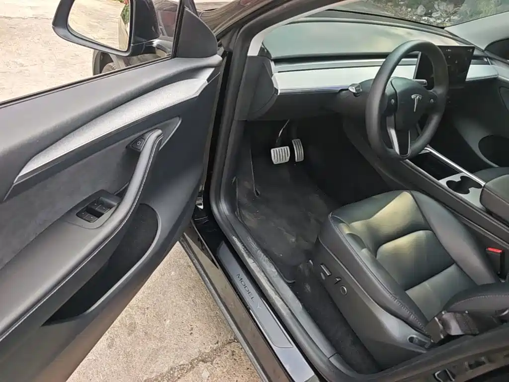 Tesla Model Y — миниатюра 16